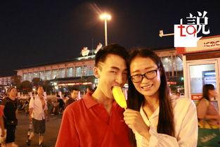 网吧情侣吃瓜,甜蜜互动引网友热议