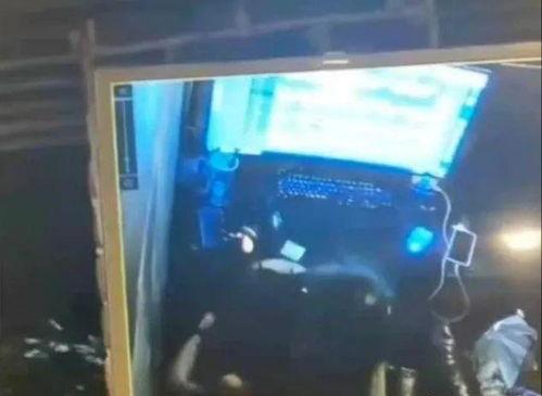 网吧情侣吃瓜,甜蜜互动引网友热议